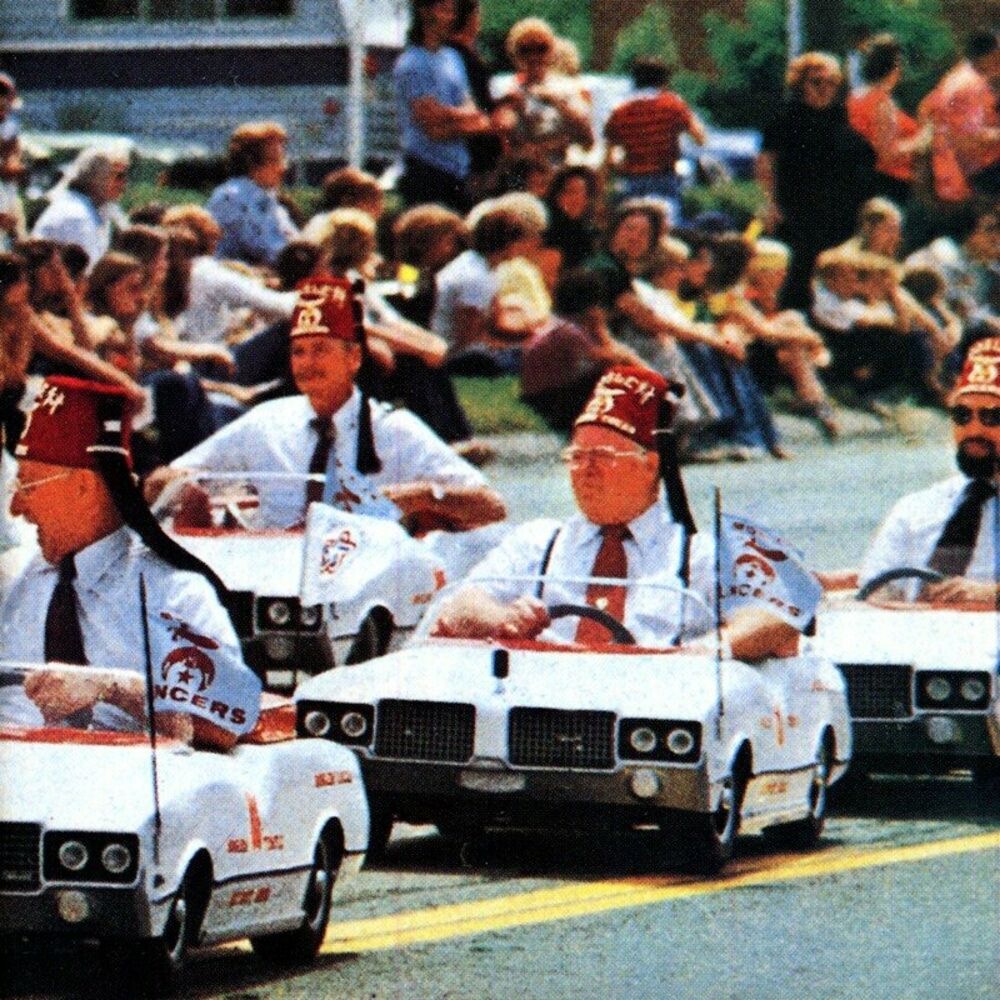 Dead Kennedys - A Growing Boy Needs His Lunch